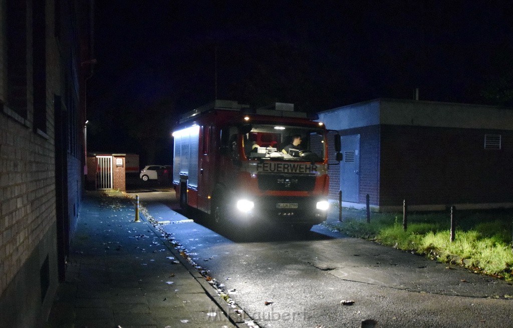 Feuer Matratze wo ein Obachloser drauf geschlafen hat Koeln Muelheim Steegerstr P05.JPG - Miklos Laubert